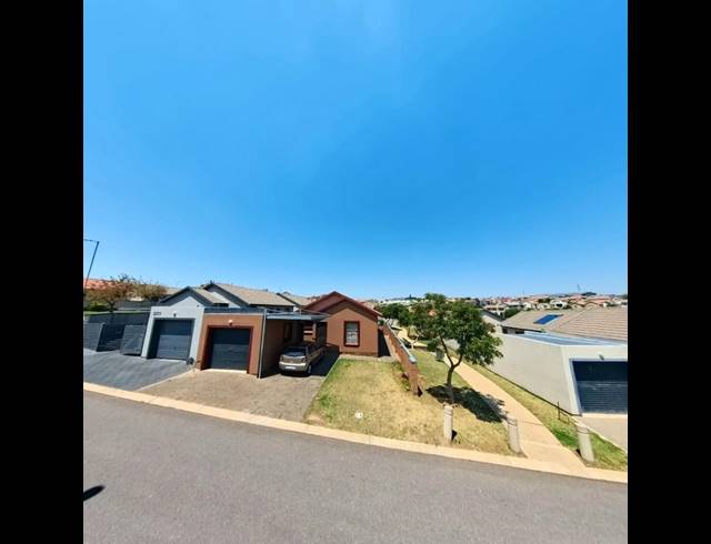 3 BEDROOM HOUSE FOR SALE IN KOSMOSDAL